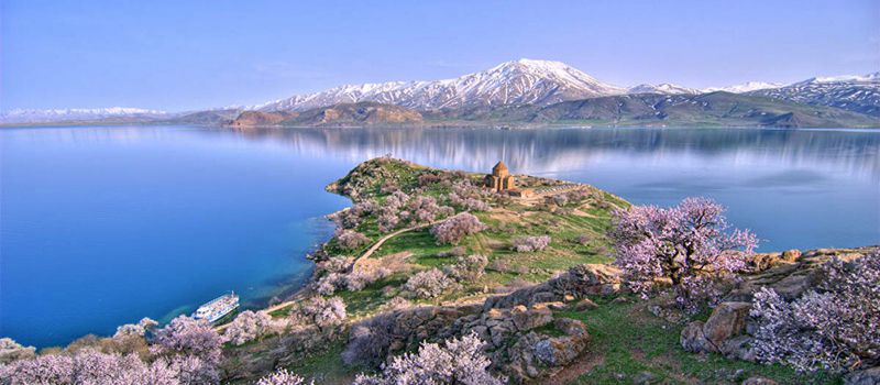 دریاچه وان از معروفترین دریاچه های خاورمیانه